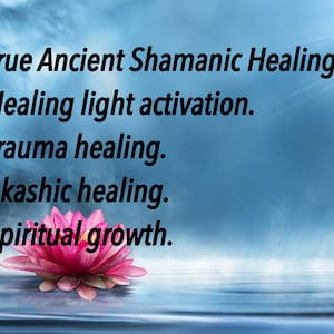 Könnte beinhalten: Eine rosafarbene Lotusblume, die auf einer blauen, wellenförmigen Wasseroberfläche schwimmt, mit einem blauen Himmel und weißen Wolken im Hintergrund. Der Text "True Ancient Shamanic Healing. Healing light activation. Trauma healing. Akashic healing. Spiritual growth." ist in schwarzer Schrift auf dem blauen Himmel geschrieben.
