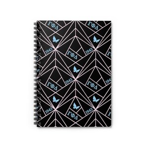 Puede incluir: Cuaderno de espiral con un patrón geométrico negro. El diseño incluye líneas rosa claro, mariposas azul claro y las letras griegas ΓΦΔ junto con el número 1943. El cuaderno tiene un fondo blanco.