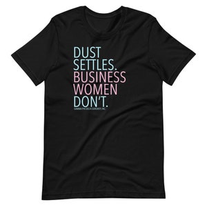 Gamma Phi Delta Sorority Staub setzt. Geschäftsfrauen nicht kurzarm Unisex T-Shirt