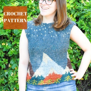 Könnte beinhalten: Häkelmuster für ein ärmelloses Oberteil mit einer Bergszene mit blauem Himmel, weißen Wolken und grünen Bäumen. Der Text "CROCHET PATTERN" befindet sich in einem braunen Rechteck oben links im Bild.