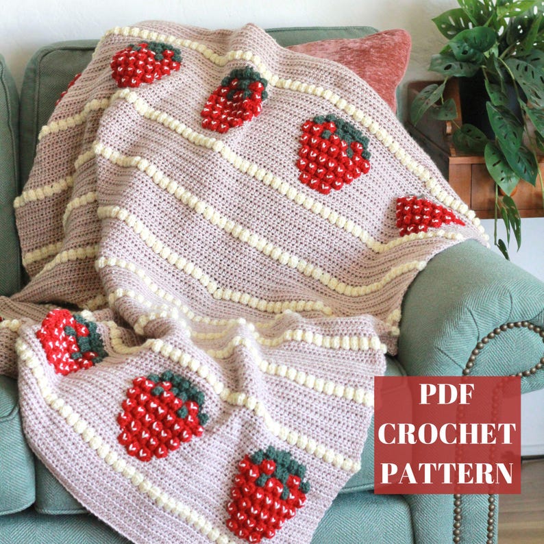 K&ouml;nnte beinhalten: Ein H&auml;kelmuster f&uuml;r eine gestreifte Decke in Rosa und Wei&szlig; mit Erdbeermotiven. Das Muster ist als PDF-Download erh&auml;ltlich.  PDF CROCHET PATTERN