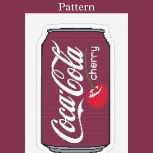 Könnte beinhalten: Digitales Kreuzstichmuster mit einer Cherry-Coca-Cola-Dose. Die Dose ist weinrot mit dem Coca-Cola-Logo in Weiß und dem Wort "cherry" in vertikaler Schrift. Eine rote Kirsche mit grünem Stiel befindet sich auf der rechten Seite.