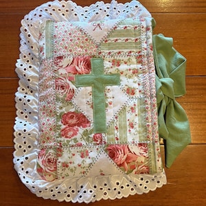 Floral Quilted Bible Cover with cross appliqué and eyelet lace afbeelding 1