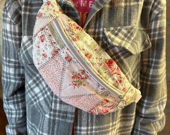Heuptas met gewatteerde patchwork bloemen en schoudertas