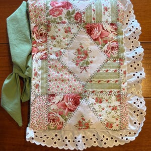 Floral Quilted Bible Cover with cross appliqué and eyelet lace afbeelding 2