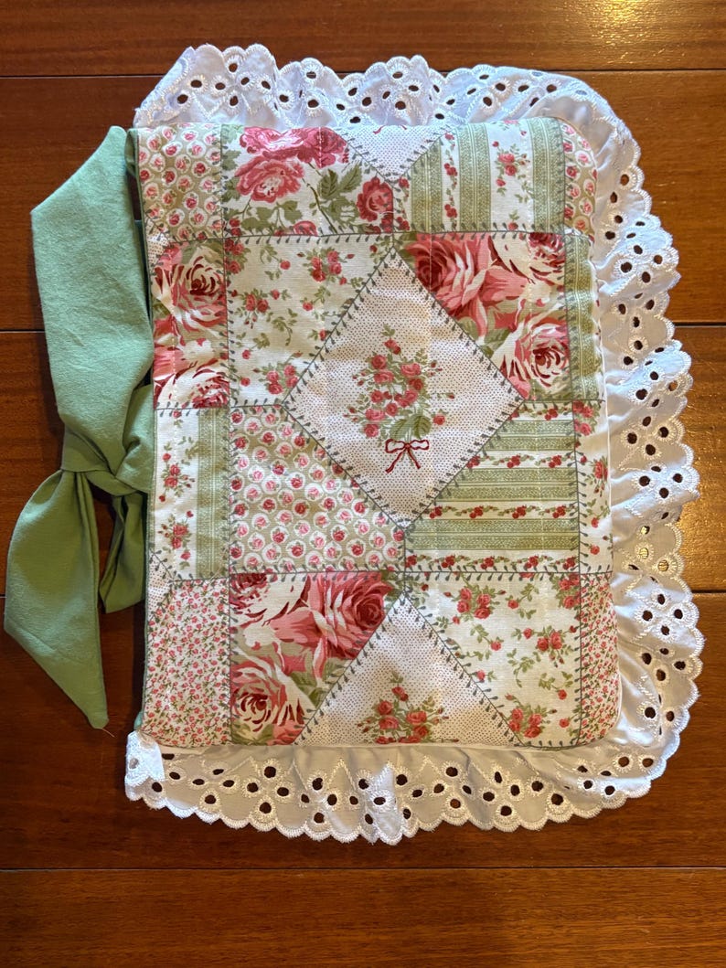 Floral Quilted Bible Cover with cross appliqué and eyelet lace afbeelding 2