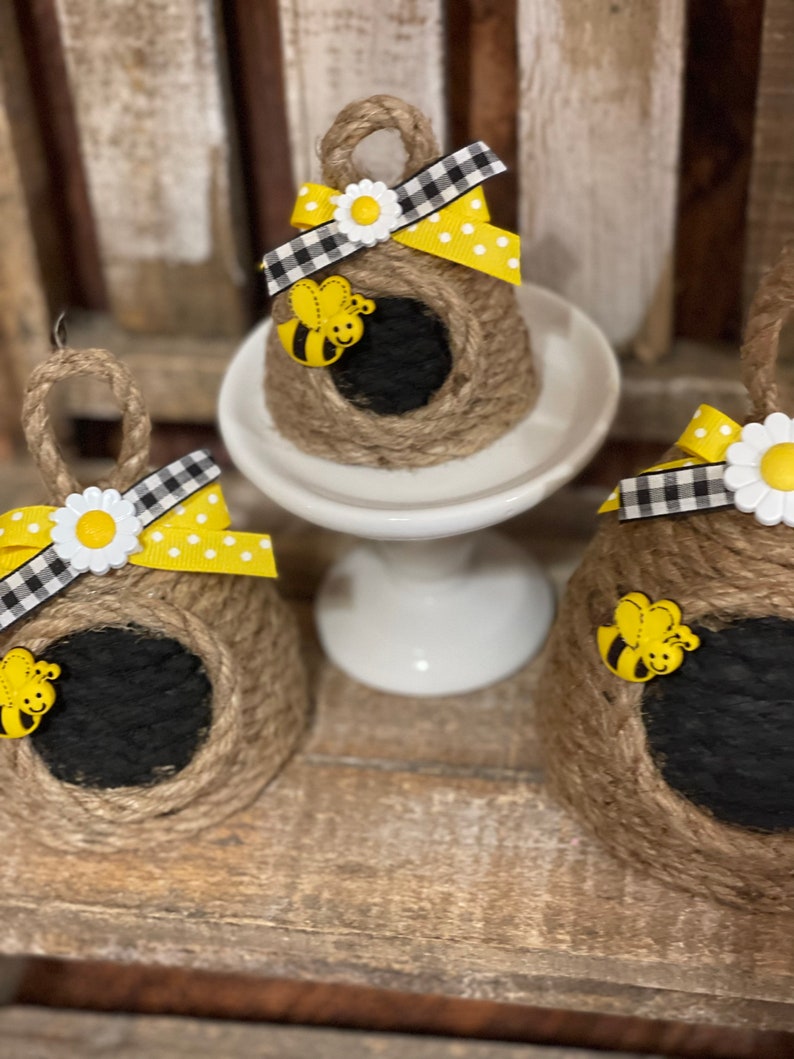 Colmena de cuerda, decoración de abejas, colmena para una corona, decoración de abejas para su hogar, decoración de abejas en bandeja escalonada, decoración de granja imagen 8