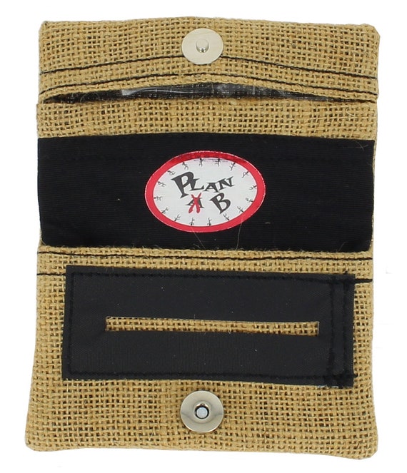 Plan B Funda tabaco de liar TWO DAYS Mexicana (11,5 x 7,5 cm) 15 g de picadura con bolsa interior de goma EVA Beige. Hecha a mano en España Plan B Funda tabaco de liar TWO DAYS Mexicana (11,5 x 7,5 cm) 15 g de picadura con bolsa interior de goma EVA Beige. Hecha a mano en España