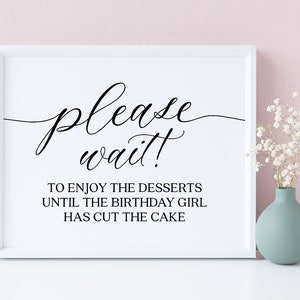 Puede incluir: Un cartel enmarcado en blanco con texto negro que dice "Por favor, espere! Para disfrutar de los postres hasta que la cumpleañera haya cortado el pastel."