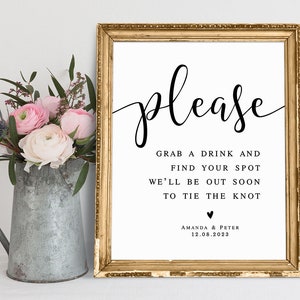 飲み物を手に取って席を見つけてください。すぐに結婚式に向かいます。カスタムウェディングサイン、結婚式の格言、ウェディングサイン、座席サイン