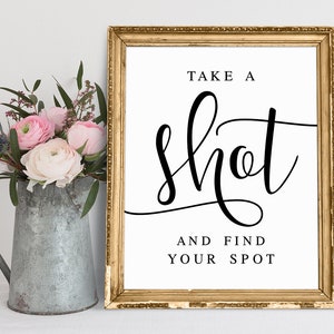 Bröllopsskylt "Take A Shot": Hitta din plats utskrivbar (digital nedladdning)