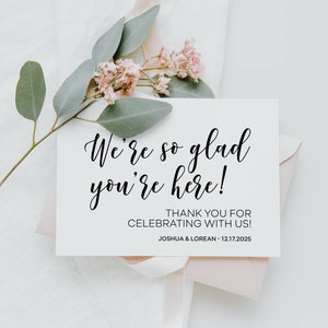 Estamos muy contentos de que esté aquí, gracias por celebrar con nosotros, signo de bienvenida de boda, signos de boda personalizados, impresiones de boda minimalistas modernas