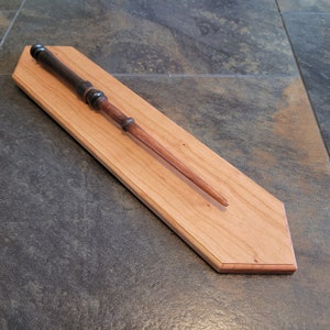 Handgefertigtes Wandbild aus Kirschholz: Eleganter Halter für Zauberstäbe, Messer & Sammlerstücke