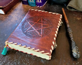 Handgemaakt leren dagboek – pentagramkunstwerk in reliëf, metalen sluitingen, fluwelen voering