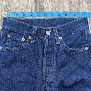 Vintage Levi's 501 Jeans: Storlek 23, slitna, mörktvättade, knappgylf