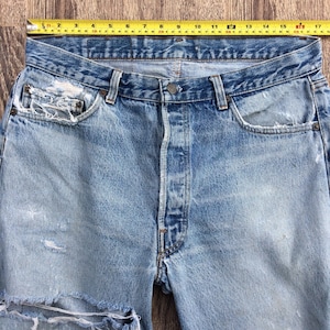 Size 34 Vintage Levi ripped jeans 501 w34 L28 distressed light blue straight leg 80s Levis 501s