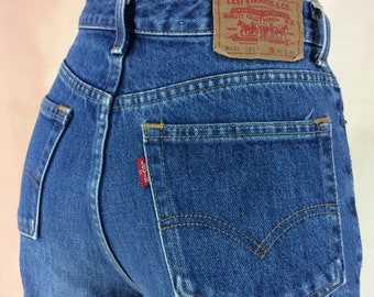 Size 25 Levi's Slim Fit Tapered Leg Vintage Jeans