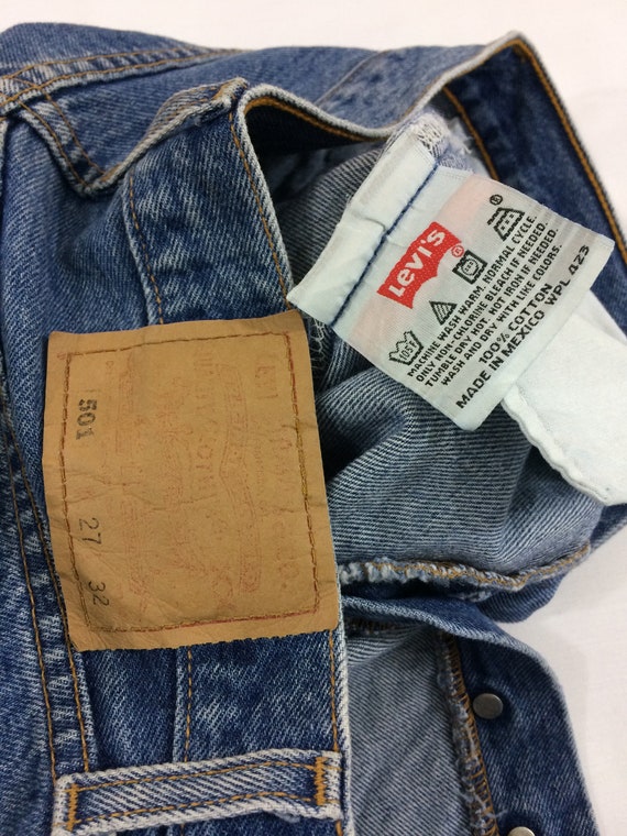 Size 26 Vintage Levi's 501 Jeans - W26 L31 - Button Fly Size 26 Vintage Levi's 501 Jeans - W26 L31 - Button Fly