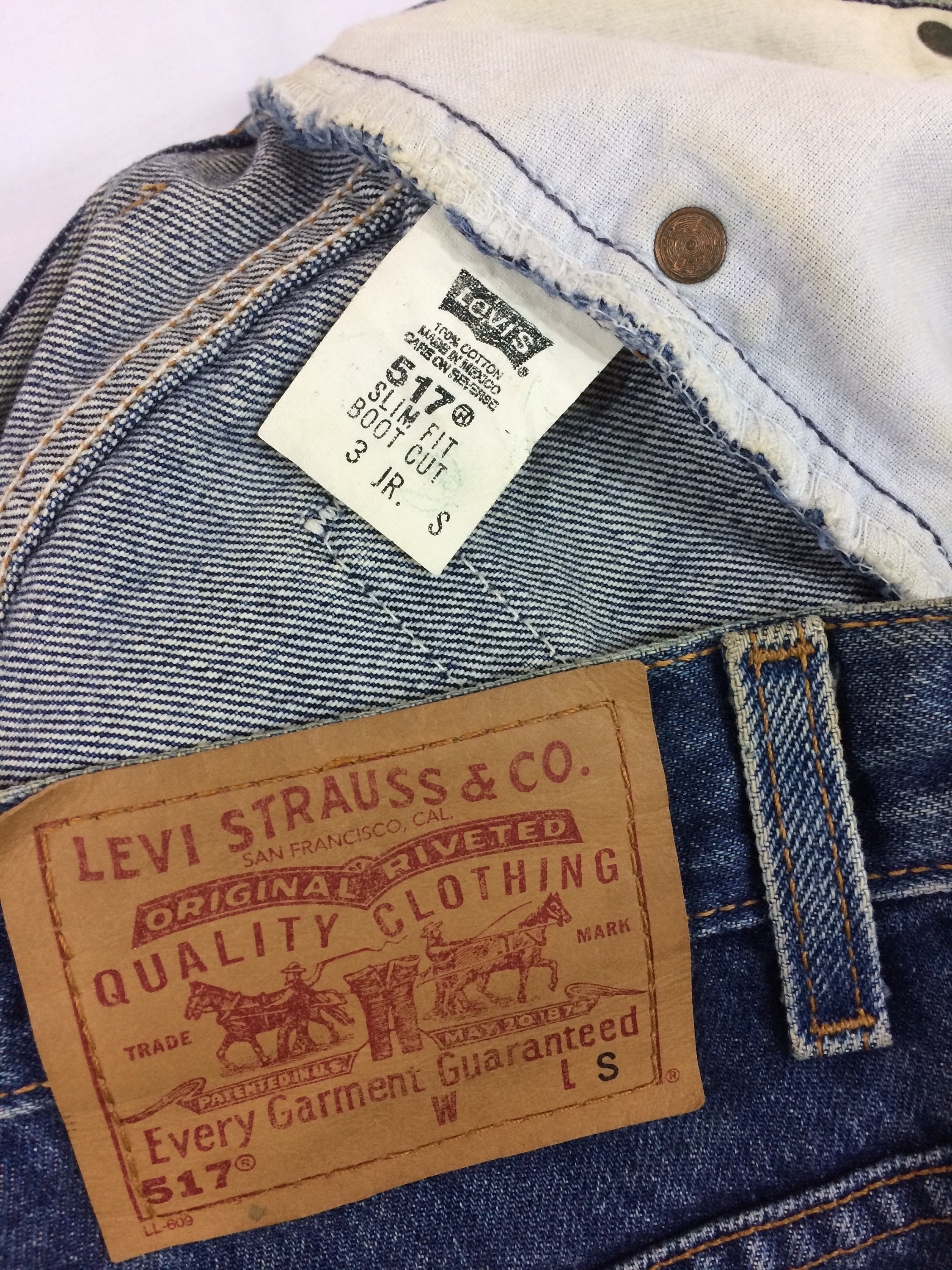 Size 27 Vintage Y2ks Levi's 517 Bootcut Jeans - Mid Waisted Size 27 Vintage Y2ks Levi's 517 Bootcut Jeans - Mid Waisted