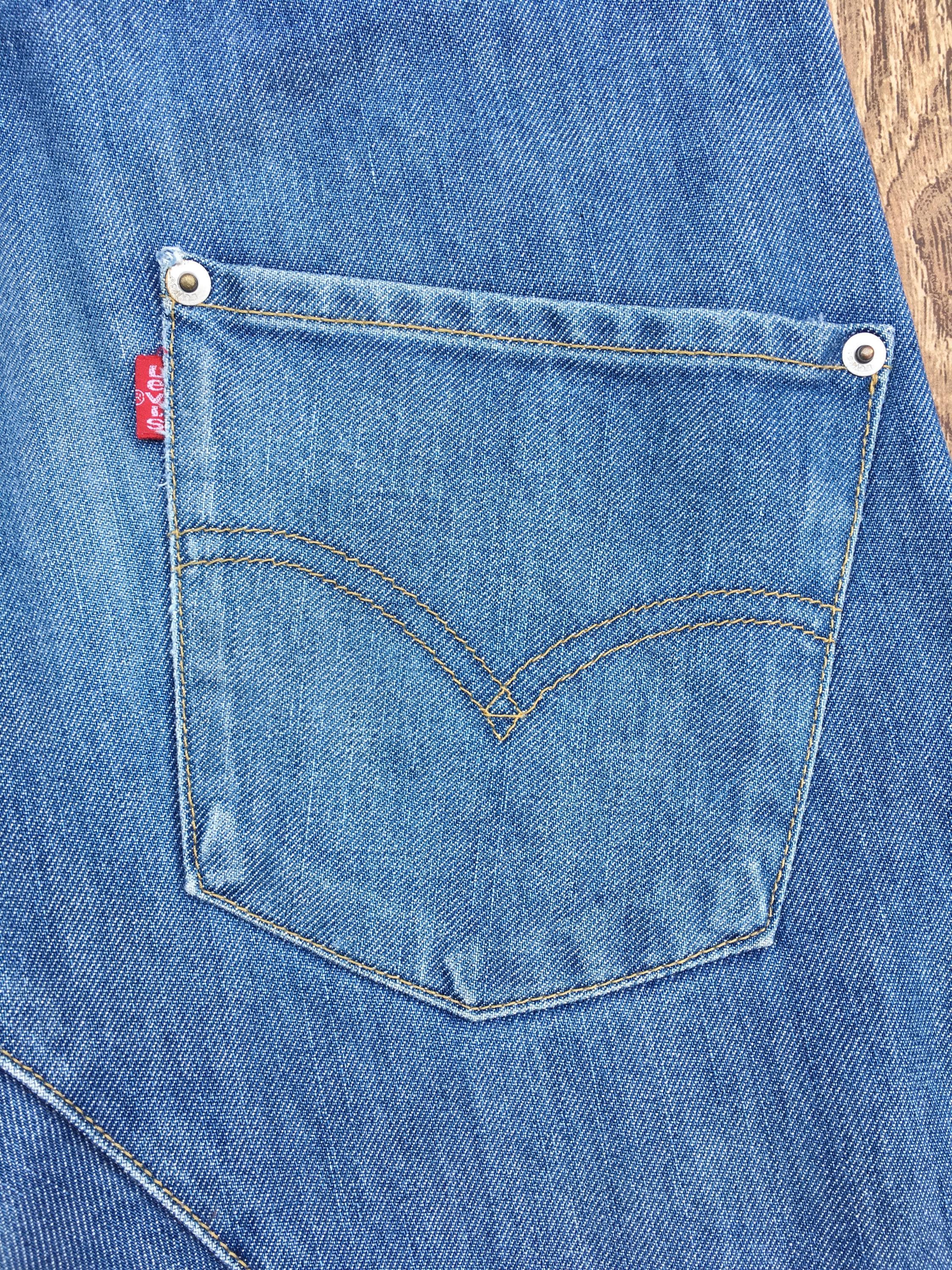 Size 28 Vintage Distressed Levi's Engineered Jeans W28 L32 Light