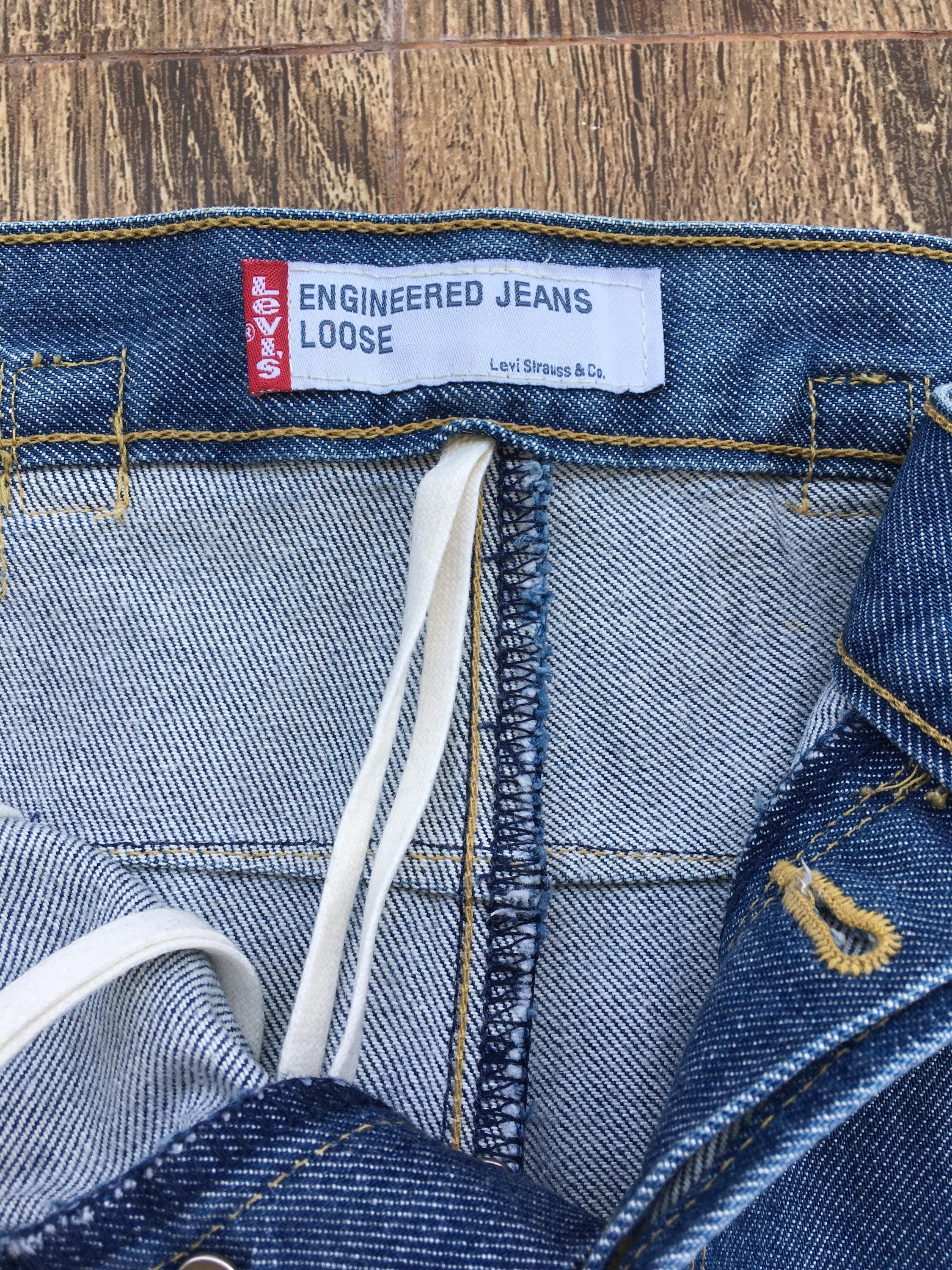 Size 28 Vintage Distressed Levi's Engineered Jeans W28 L32 Light