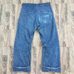 Talla 29, jeans Levi's Engineered de la década de 1920, cintura 30, largo 28, lavado claro desgastado, costuras retorcidas, corte relajado.