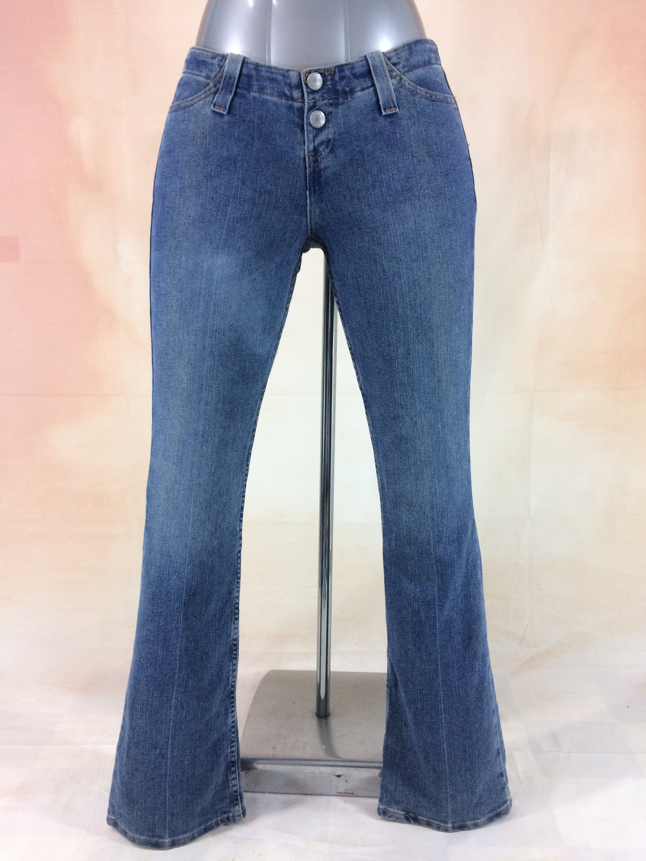 Size 28 Vintage LEVIS 520 Women's Wide Leg Jeans Stylish and Timeless 