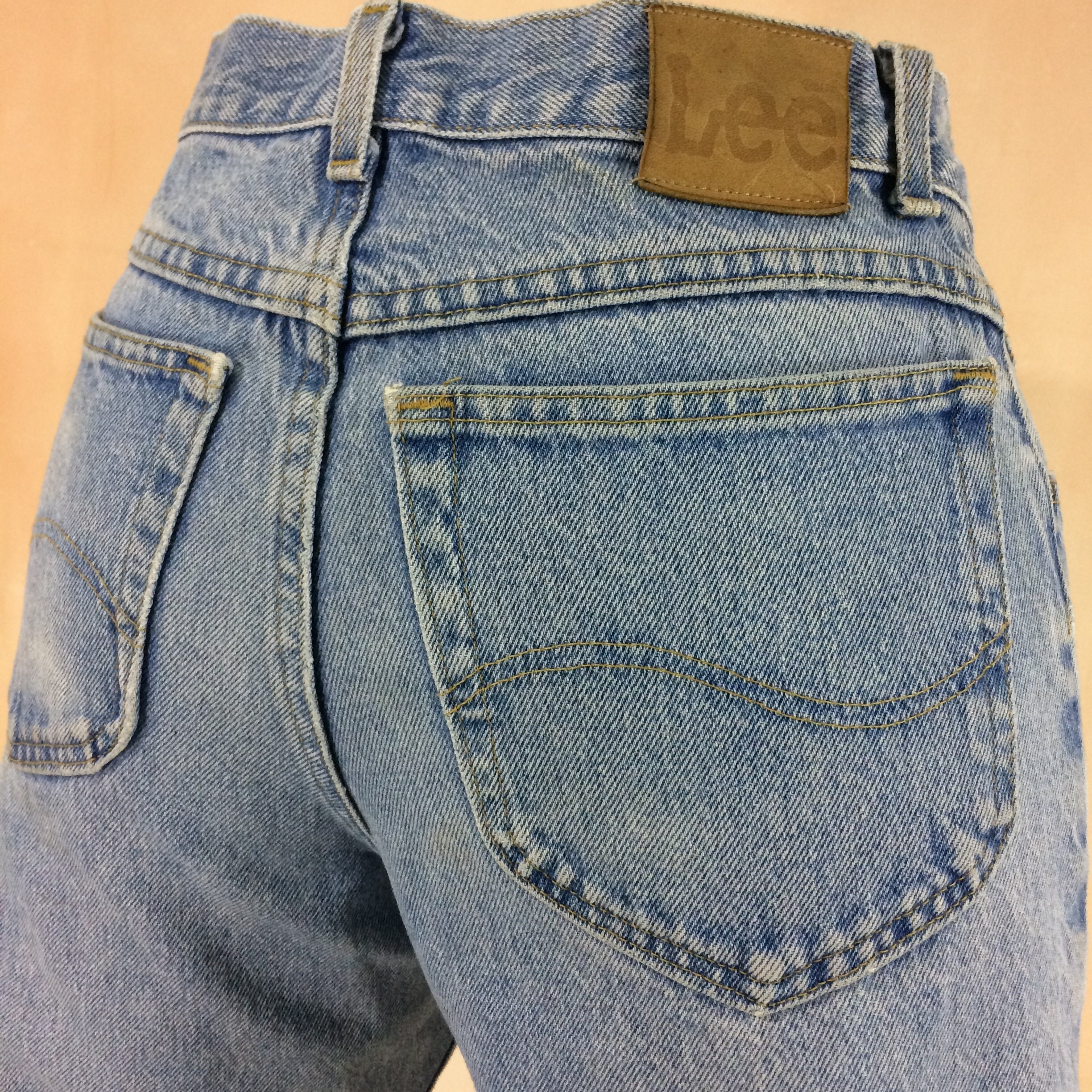 Size 32 Vintage Lee Distressed Light Wash Women's Ripped