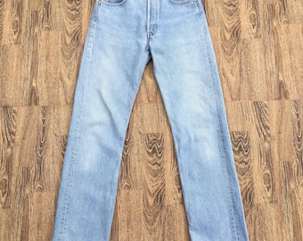 Jeans Levi's 501 de lavado claro, estilo vintage de los años 80, con cierre de botones, fabricados en EE. UU., cintura de 28-29 pulgadas.