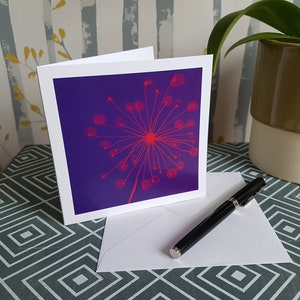 Carte de vœux Indigo et Red Puffball Dandelion Square