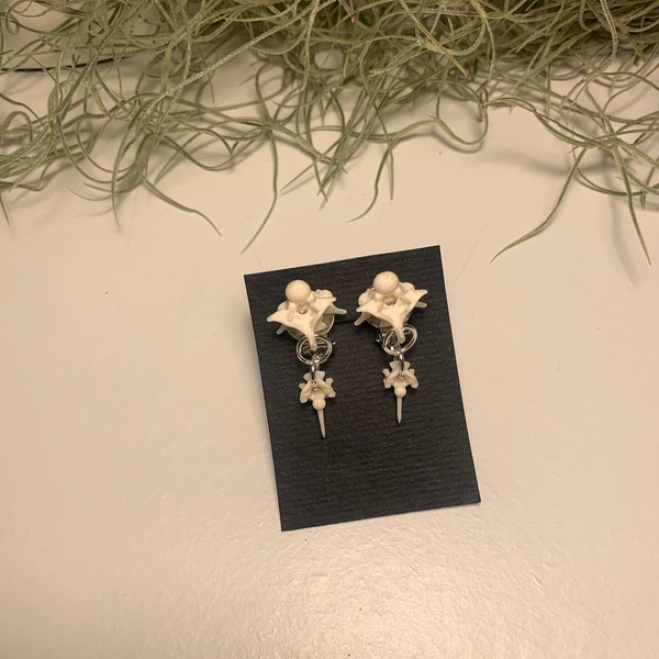 Clip on earings with ethically sourced animal bones. orecchini a clip. clip oorbellen. boucles d'oreilles à clip