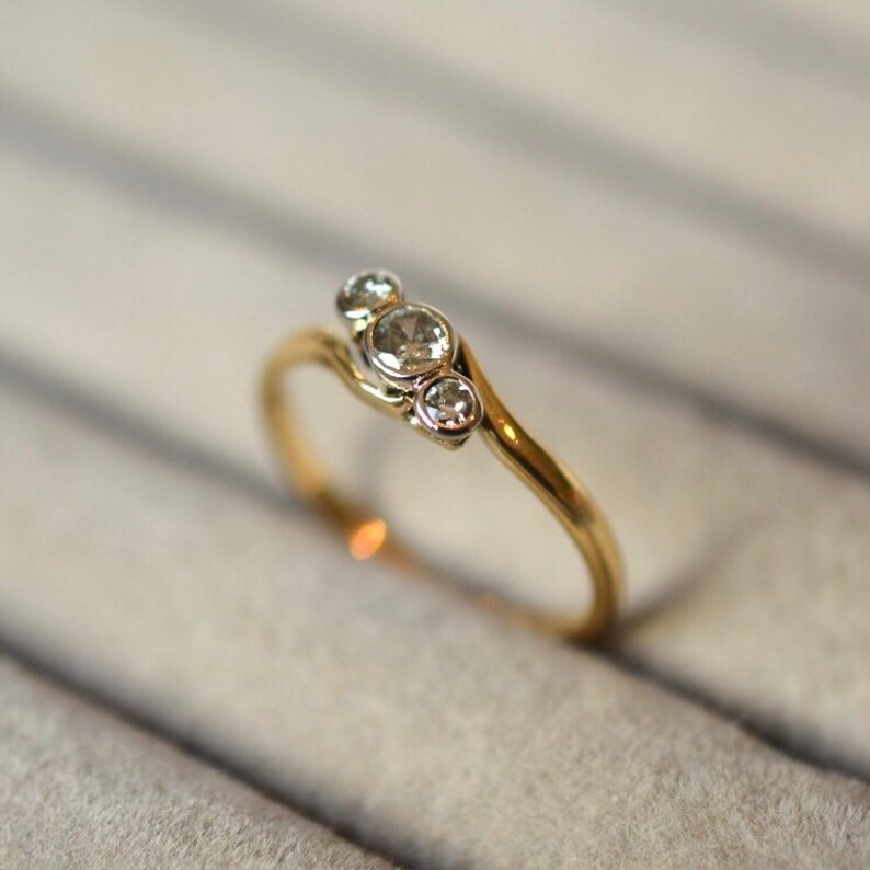 Vintage 18ct /& platinum diamond twist trilogy ring