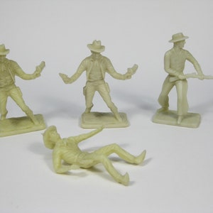 4 Vintage Plastic Petalo rare Greek produced toy soldiers &quot; Cowboys &quot; plastic 60mm Toy soldiers. Plastic miniatures. Made in the 70s or 80s