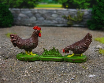 Vintage original Britains, Bauernhof Tierfiguren 1:32, "Brown Huhn und Hahn" . Plastik Miniatur Made in England