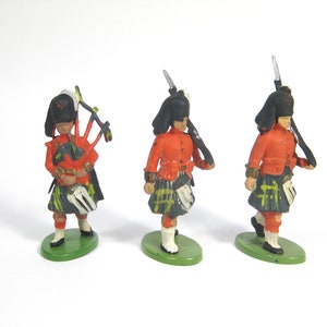 3 Vintage Britains, British Royal Guards &quot;Highland Guard&quot;, Spielzeugsoldaten, 1:32 Miniaturen Made in Hong Kong in den 70er Jahren