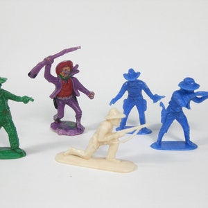 5 Vintage unbranded 1/32,54mm Wild West &quot;Cowboys&quot; figures ,Toy soldiers Plastic Miniatures from the 70&#39;s. Probably Hong Kong.