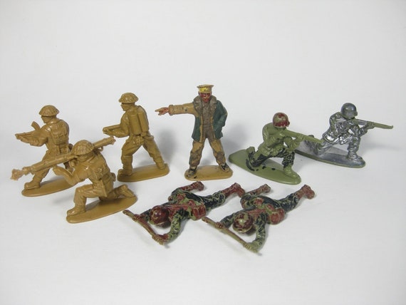 8 Vintage Matchbox WW2 british and US 