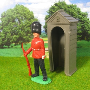 Eine Vintage frühe Plastik Britannien Swoppet &quot;Royal Guard&quot; und eine Zentrie Box 1:32 Spielzeug Soldaten.  Hergestellt in England die 60er oder 70er Jahre.