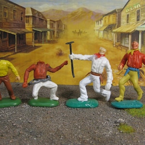 Sammlung von 4 inkomplett beschädigten Vintage Cowboys, Spielzeugsoldaten, Wilder Westen 1:32, hergestellt in den 70ern Timpo usw oder ohne Marke.