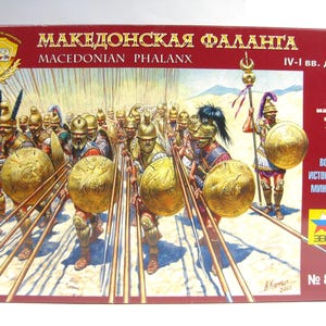 Könnte beinhalten: Rote Box mit Kunstwerk einer makedonischen Phalanx, mit Soldaten in Bronzehelmen und Schilden, die Speere halten. Text auf Russisch und Englisch lautet "Mazedonische Phalanx" und "Maßstab 1/72".