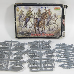 Puede incluir: Un kit de maquetas de plástico de Dragones Rusos de la Primera Guerra Mundial. El kit incluye 12 figuras, caballos y armas. El arte de la caja presenta una pintura de Dragones Rusos a caballo.