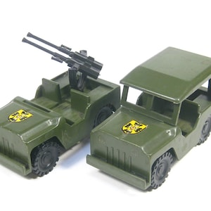 2 Unbranded vintage plastic Jeep-Willys &quot; WW2 US Jeep&quot; ,Toy soldiers, Scenic - Scenary 1:35(?) item 9cm long 5cm tall .Rare finds!!