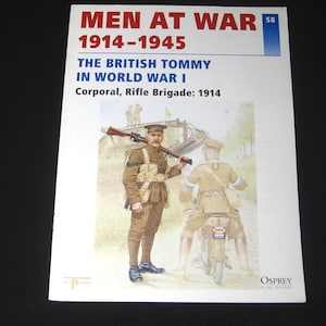 Puede incluir: Una portada de libro con una pintura de un soldado británico con uniforme sosteniendo un rifle. El título del libro es "Men at War 1914-1945 The British Tommy in World War I Corporal, Rifle Brigade: 1914".