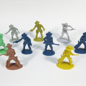 9 unbranded Airfix copies, toy soldiers &quot; Cowboys  &quot; plastic 50mm Toy soldiers. Plastic miniatures. Made in China
