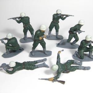 8 vintage Airfix-speelgoedsoldaatjes, gedeeltelijk beschilderde WW2 &quot;Russische infanterie&quot; 1:32 (54 mm) jaren 70. Speelgoedsoldaatjes. Plastic figuren! Goede staat! KAVEL 2