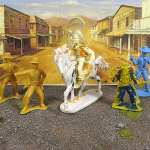 5 plastica vintage senza marchio, soldatini del selvaggio West, miniature di plastica da cowboy probabilmente realizzate a Hong Kong negli anni &#39;60 o &#39;70
