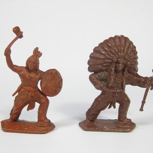 2 Vintage &quot;Lone Star-Harvey series&quot; ,Indians ,Toy soldiers ,Wild West 1:32,54mm Plastic miniatures Made in England in the 60s. Rare figures!