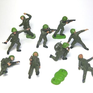 9 Vintage plastic Herald Britains &quot;WW2 British Infantry &quot;  1:32 Toy soldiers.  Made in Hong Kong in the 70s. Rare figures!