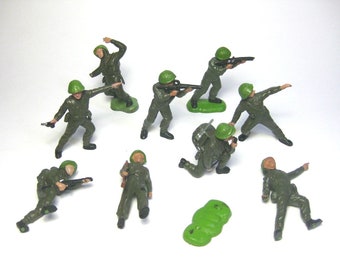 9 Vintage plastic Herald Britains "WW2 British Infantry "  1:32 Toy soldiers.  Made in Hong Kong in the 70s. Rare figures!