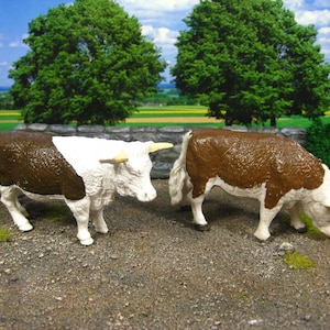2 Vintage original Britains ,Farm Animal figures 1:32 , &quot;Hereford Cows&quot; . Plastic miniature Made in England 1980,Rare (?)
